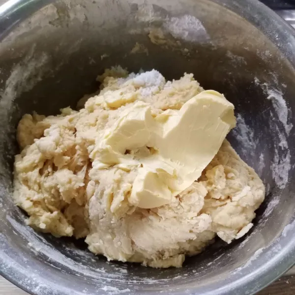 Kemudian masukkan margarin dan garam.