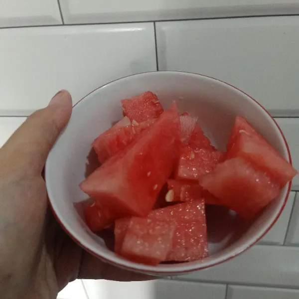 Potong buah semangka.