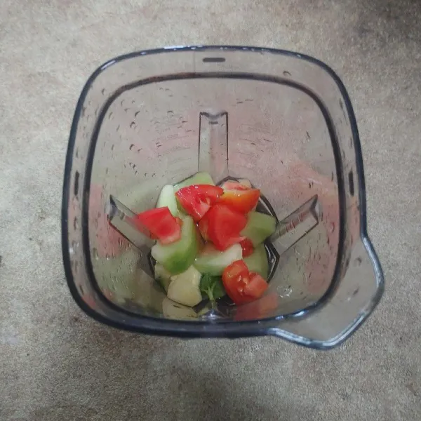 Potong-potong buah dan sayur, lalu masukkan ke dalam blender dengan ditambahkan air dan madu. Kemudian proses hingga halus.