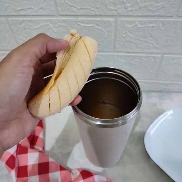 Tambahkan buah pisang.