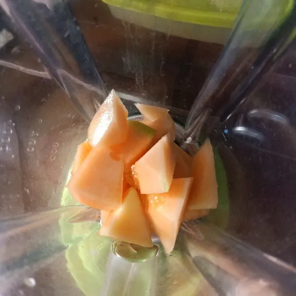 Masukan buah melon ke dalam blender.