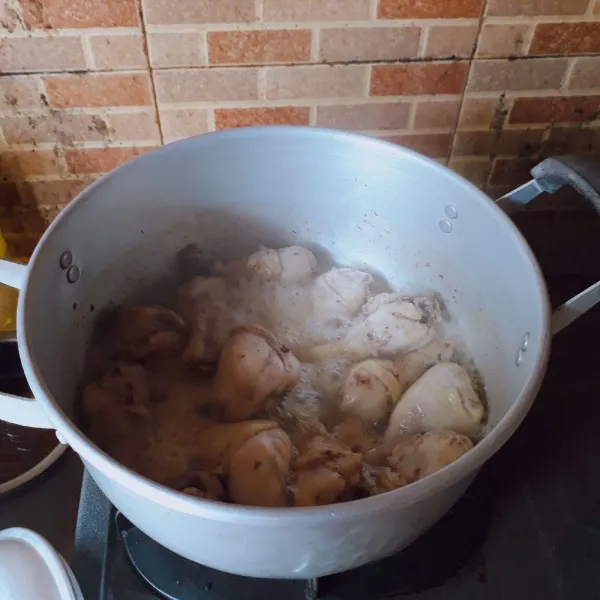 Tambahkan air ke dalam ayam. Rebus hingga ayam empuk dan air menyusut.