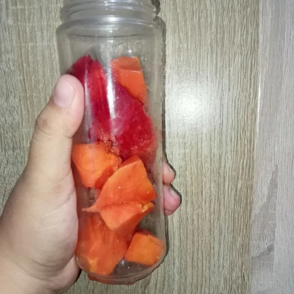 Masukkan semangka dan pepaya ke dalam mini blender.