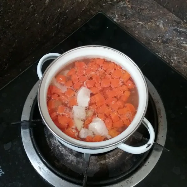 Kupas wortel, cuci bersih, potong-potong sesuai selera, & masukkan ke dalam panci bersama ayam.