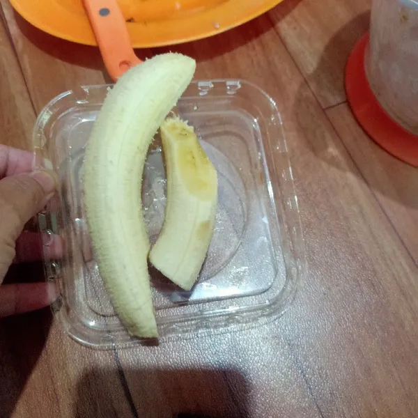 Siapkan pisang lalu kupas kulitnya.
