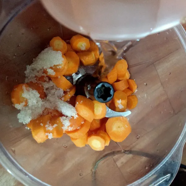 Lalu masukkan ke dalam choper potongan wortel lalu beri gula dan air.