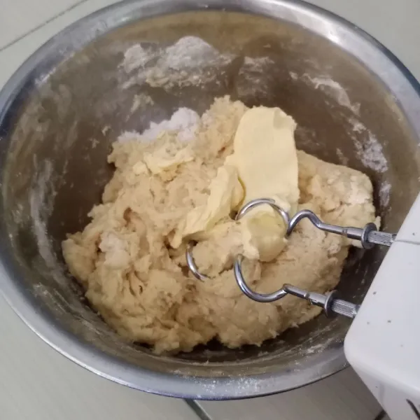 Kemudian masukkan garam dan margarin. Uleni sampai kalis elastis.