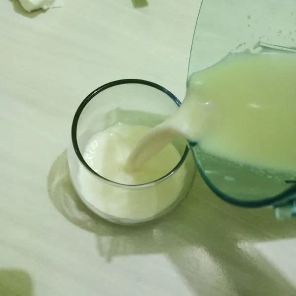 Tuang jus dalam gelas.