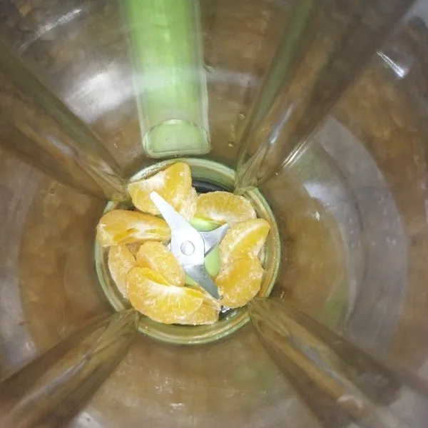 Siapkan buah jeruk yang sudah di kupas, di buang bijinya, dan di buang bagian yang putihnya.