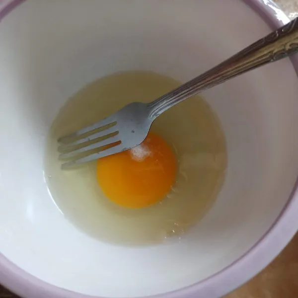 Kocok lepas telur, garam dan kaldu bubuk.