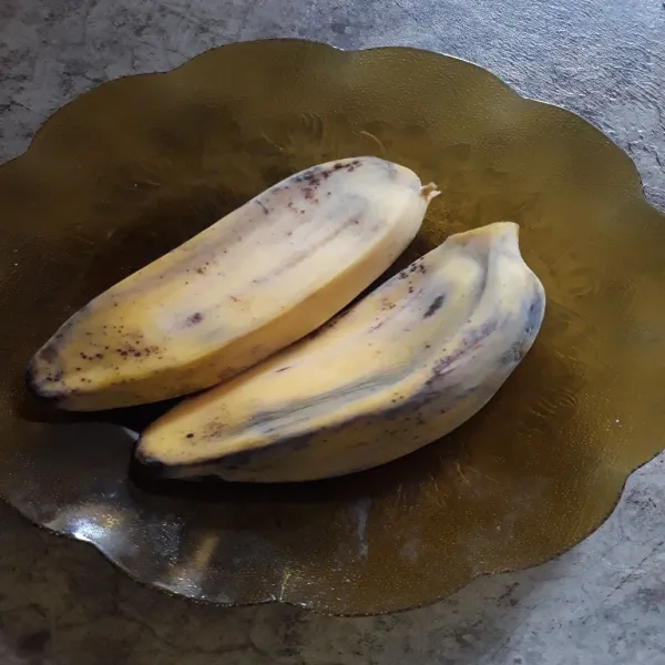 Siapkan pisang, kupas dan potong kecil.