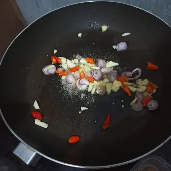 Tumis bawang putih, bawang merah dan cabe rawit hingga harum.