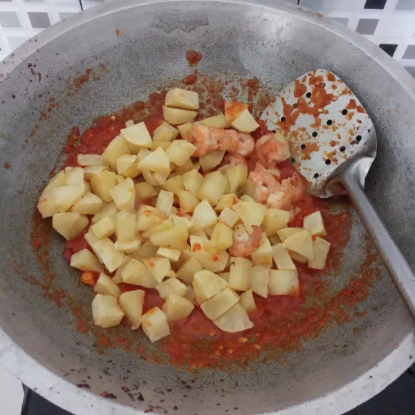 Masukkan udang dan kentang. Aduk rata dan masak hingga bumbu meresap.