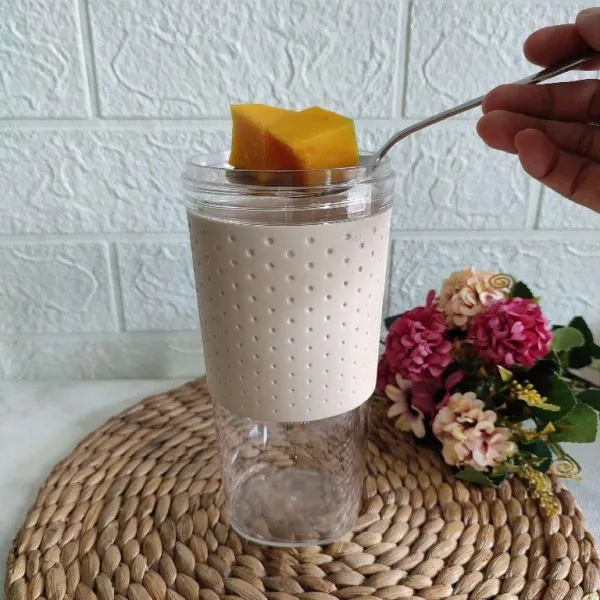 Masukkan mangga ke dalam blender.