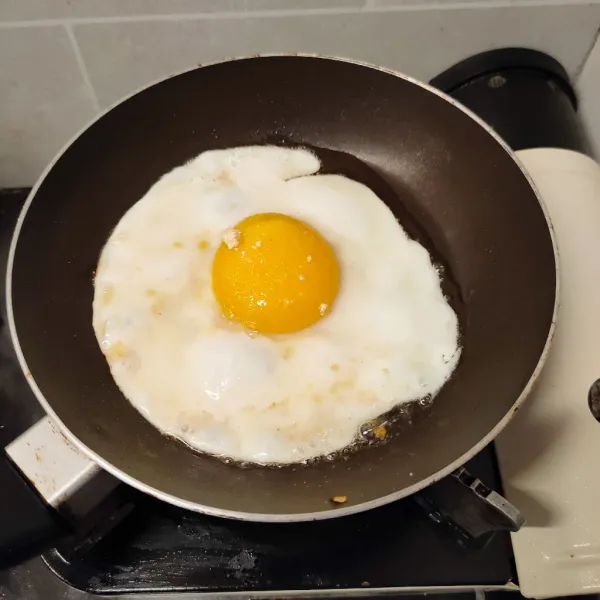 Ceplok telur, beri kaldu jamur, masak hingga kematangan sesuai selera.