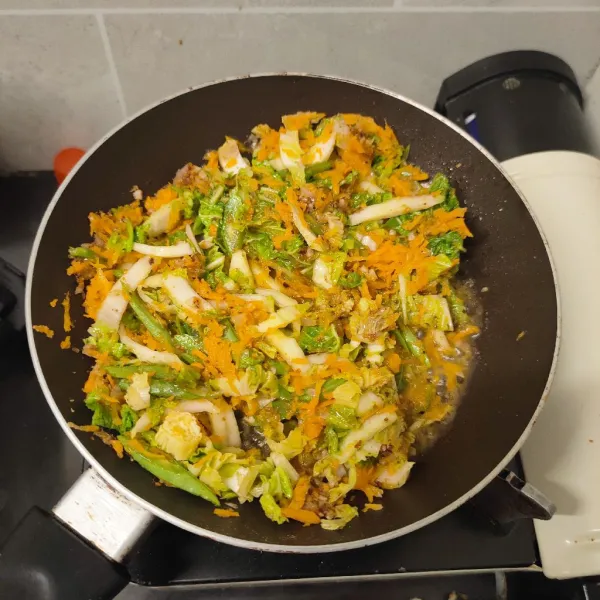 Masukkan sayuran, bumbui, kemudian masak hingga sayuran matang.