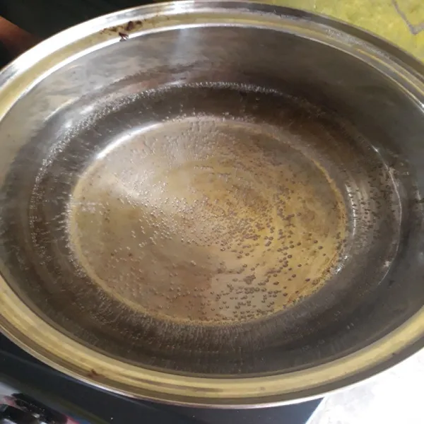 Rebus air sampai mendidihm dalam panci.