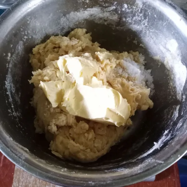 Uleni sampai setengah kalis kemudian masukkan margarin dan garam.