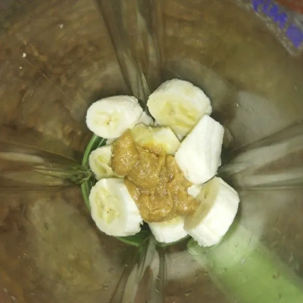 Masukkan potongan pisang dan selai kacang ke dalam blender.