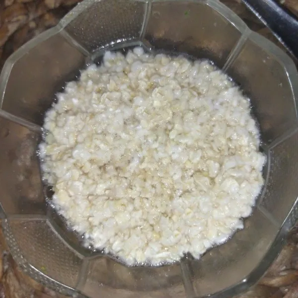 Rendam oat dengan air hangat hingga mengembang.
