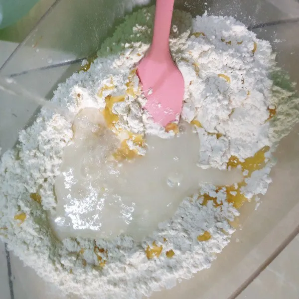 Campurkan tepung terigu, garam, baking powder, margarin cair dan air sedikit demi sedikit aduk hingga adonan Kalis tapi lembek.