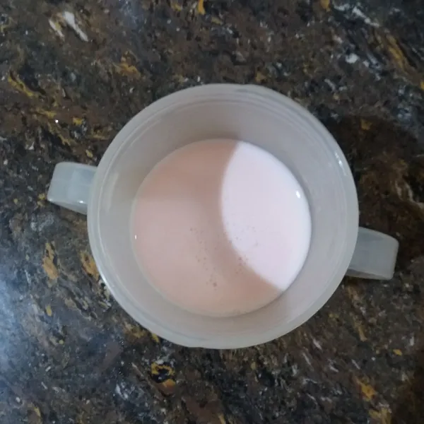 Siapkan yogurt & tuang sesuai kebutuhan ke dalam blender.