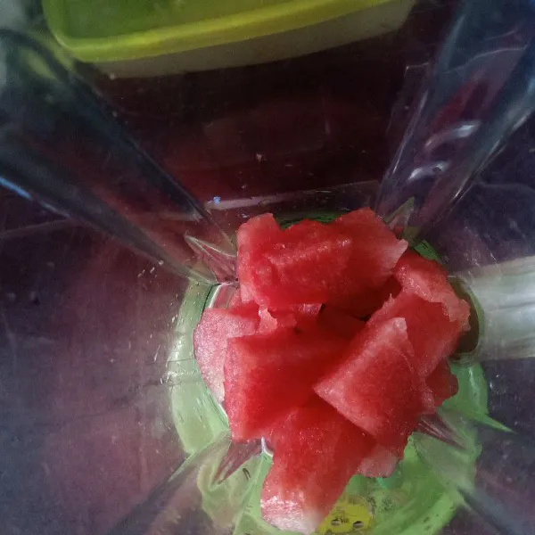 Potong semangka masukan ke blender.