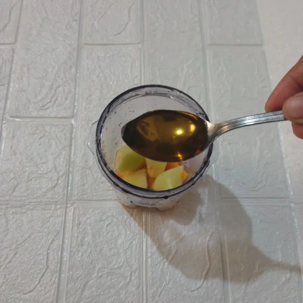Tambahkan madu murni.