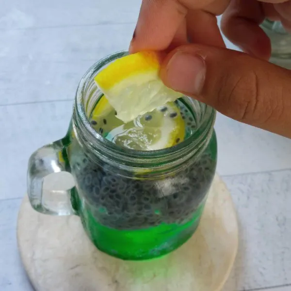 Tambahkan irisan lemon, dan daun mint, siap dinikmati.
