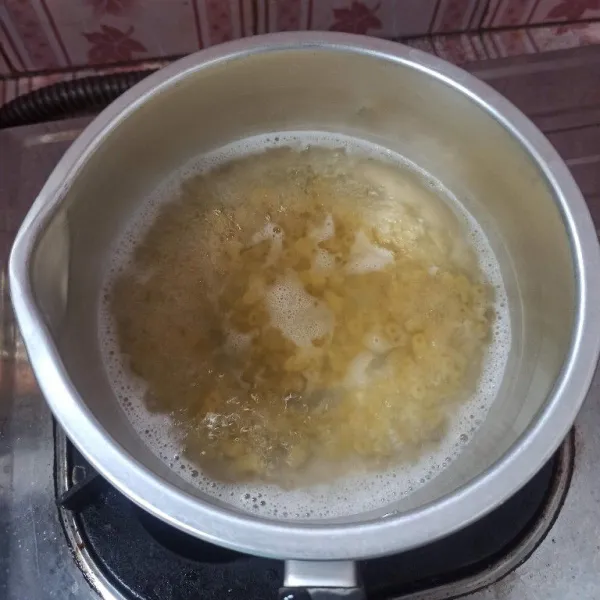 Rebus air hingga mendidih, setelah mendidih masukkan makaroni, rebus sampai empuk.