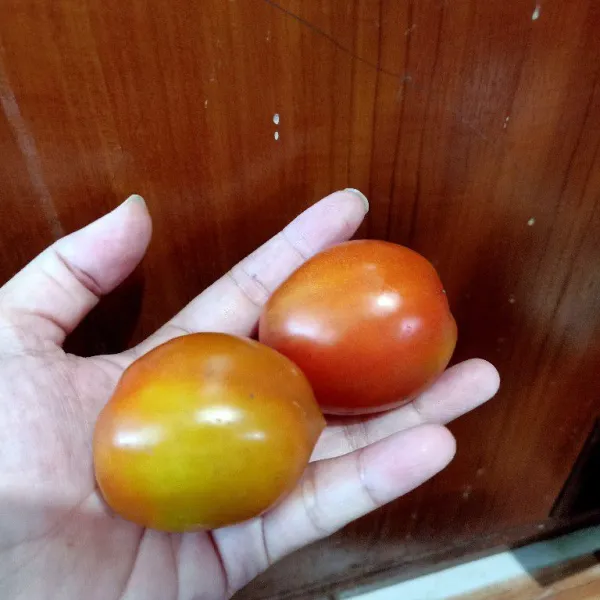 Cuci bersih tomat lalu tiriskan.