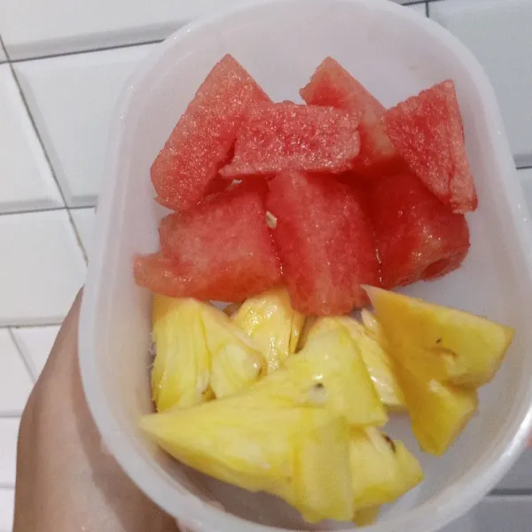 Potong buah sesuai selera.