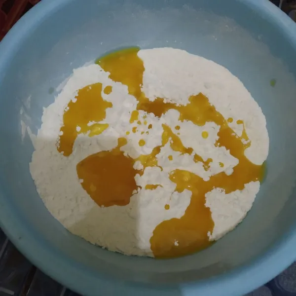 Campur tepung terigu dan margarin dalam wadah,aduk hingga rata.
