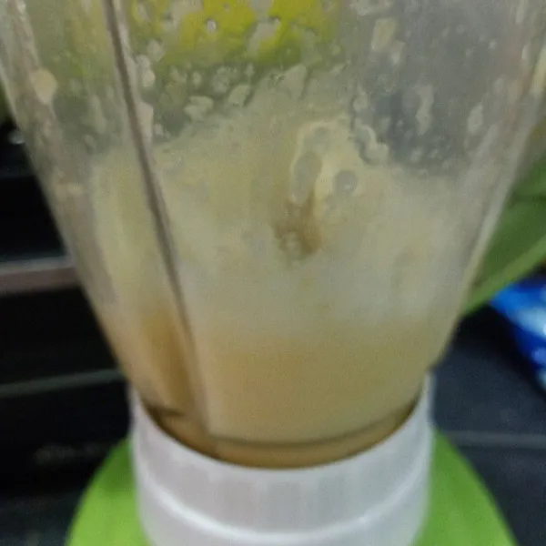 Masukan es batu, 1 sdm air lemon dan yakult (tambahkan gula kalau suka manis) lalu blender sampai tercampur rata.