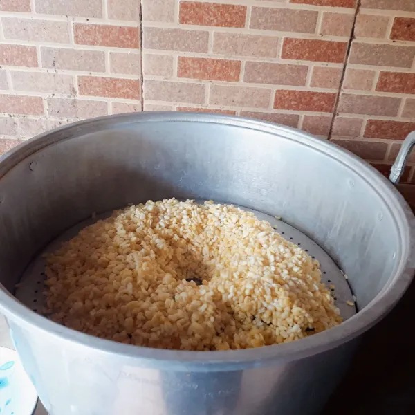 Cuci bersih kacang hijau dan rendam selama 5 jam, tiriskan. Kukus kacang hijau dan pandan hingga empuk.