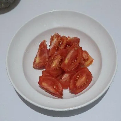 Siapkan buah tomat.