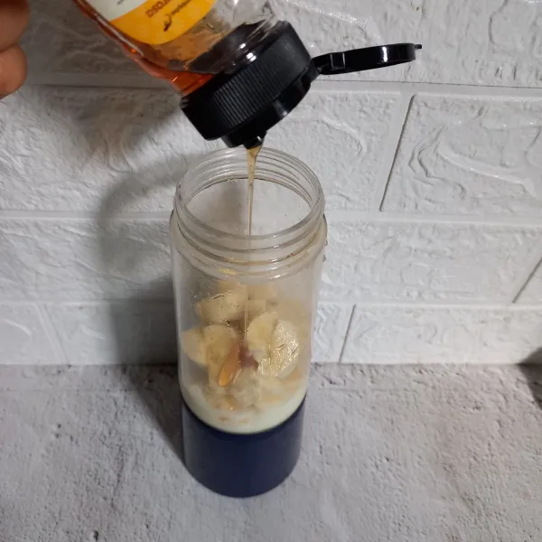 Masukkan pisang, yogurt, dan madu ke dalam blender.