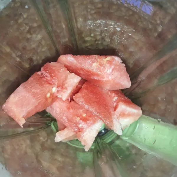 Masukkan potongan semangka ke dalam blender.