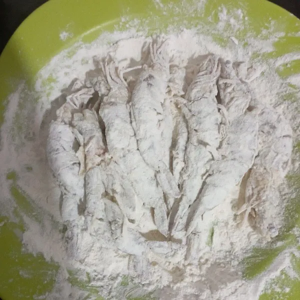 Campur tepung bumbu tepung maizena dan secukupnya garam, aduk rata lalu baluri udang dengan tepung bumbu secara merata lakukan sampai habis.