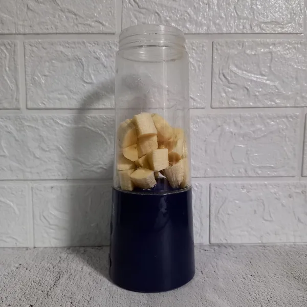 Masukkan pisang ke dalam blender.