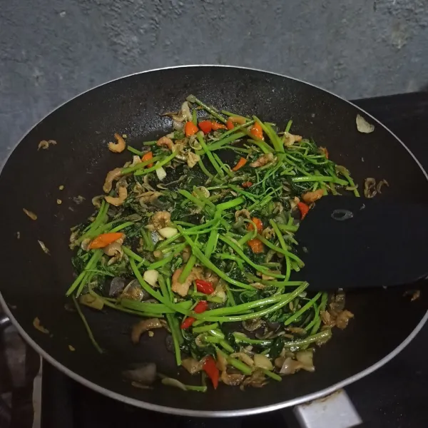 Jika dirasa sudah pas, matikan kompor. Sajikan.