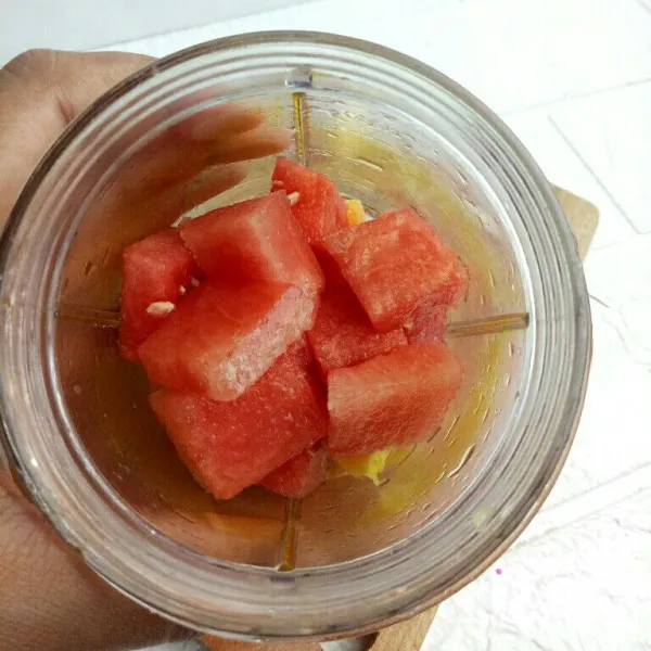Siapkan blender, masukkan buah semangka dan pepaya.