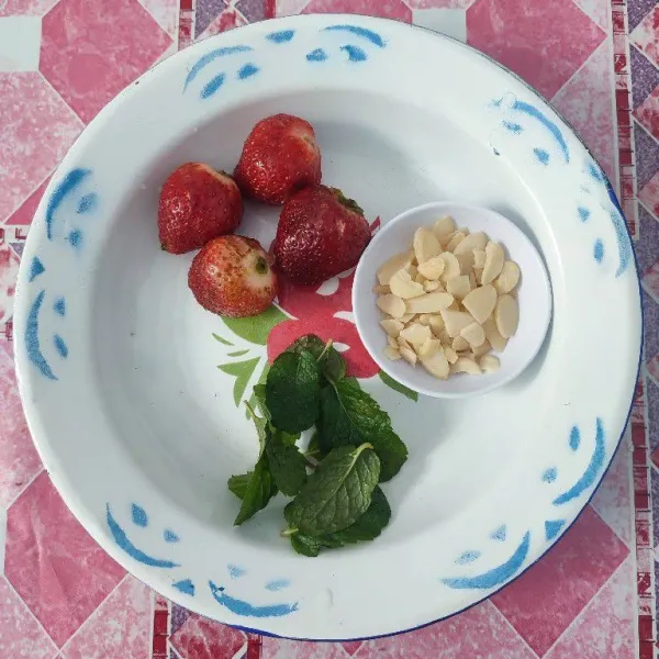 Siapkan buah strawberry, kacang almond sangrai dan daun mint.