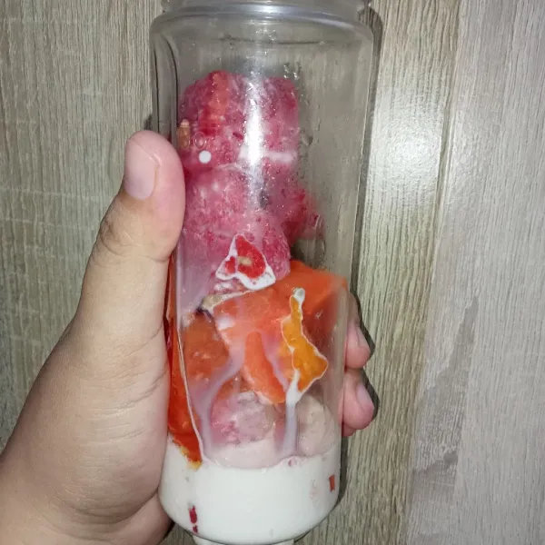 Tuang susu cair ke dalam blender.