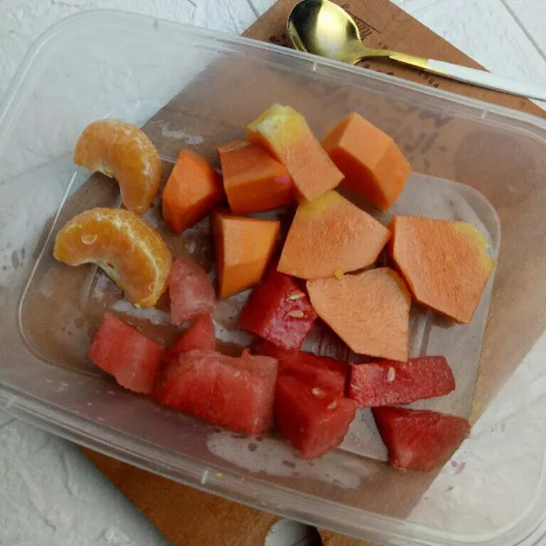 Siapkan buah pepaya, semangka dan jeruk.