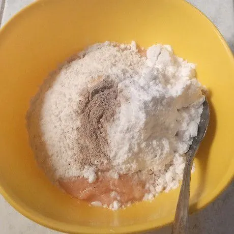 Tambahkan tepung terigu, tepung kanji, garam, merica bubuk, kaldu bubuk.
