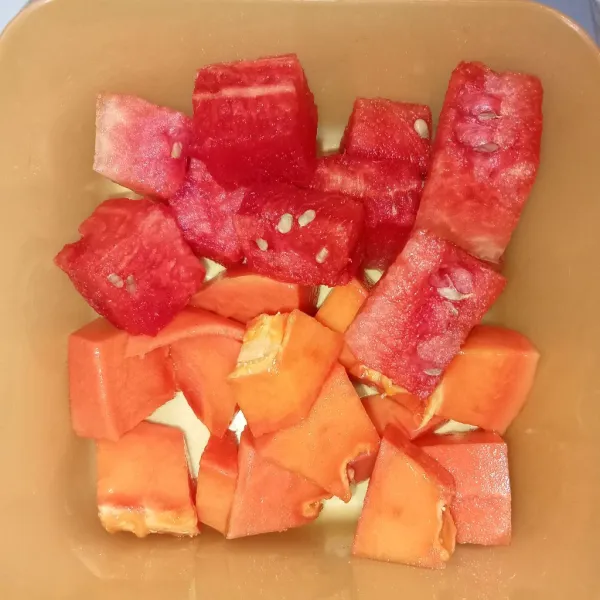 Siapkan pepaya dan semangka yang sudah dipotong dadu.