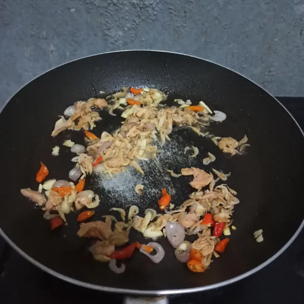 Masukkan rebon dan ebi kering, tumis sebentar.