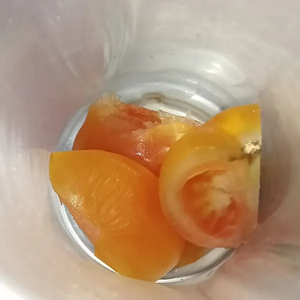 Masukkan tomat ke dalam mini blender.