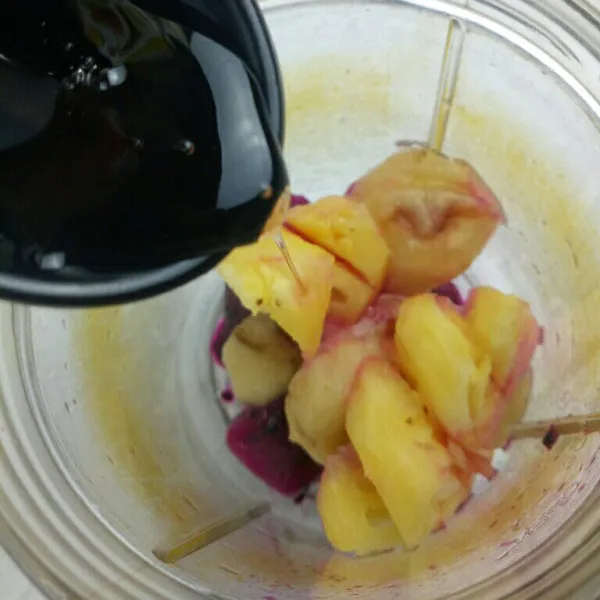 Siapkan blender, masukan buah naga dan pisang yang sudah beku. Lalu masukan nanas dan madu.